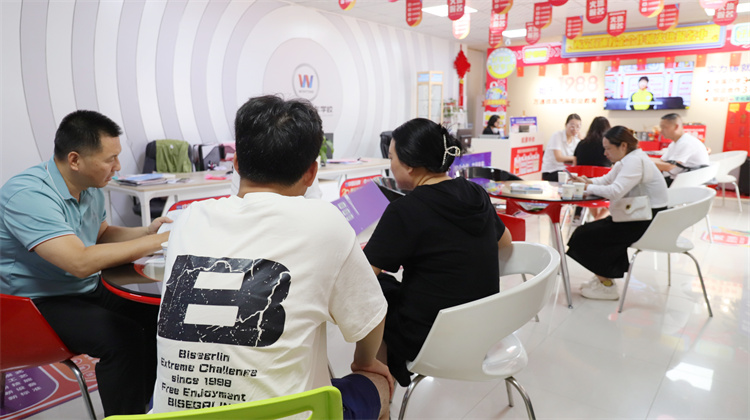 西安中考出分！西安萬通報名現(xiàn)場持續(xù)升溫……