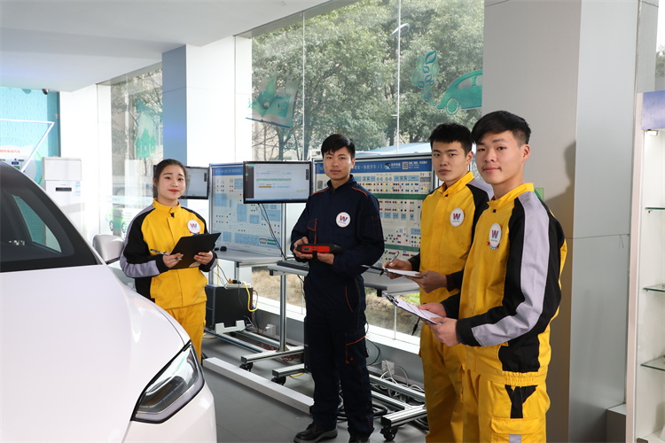 【油車維修工不會(huì)修新能源車？】短期的汽車新能源技術(shù)更適合成年人選擇！