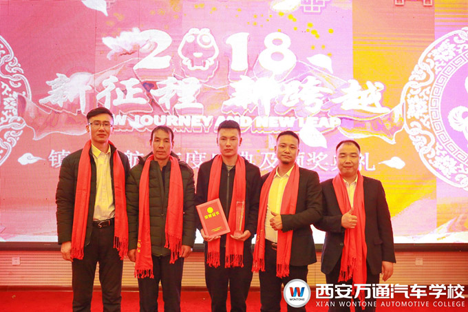 西安萬通老師與候金波領(lǐng)導(dǎo)、父親及候金波合影