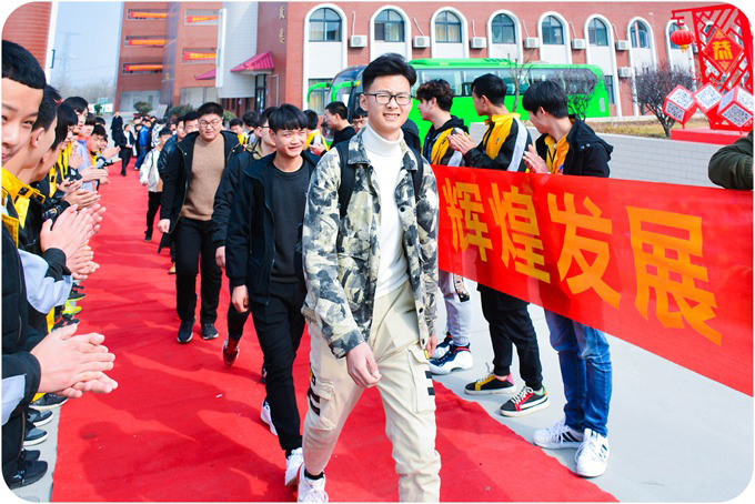 西安萬(wàn)通歡送2019第一批畢業(yè)學(xué)子赴企就業(yè)