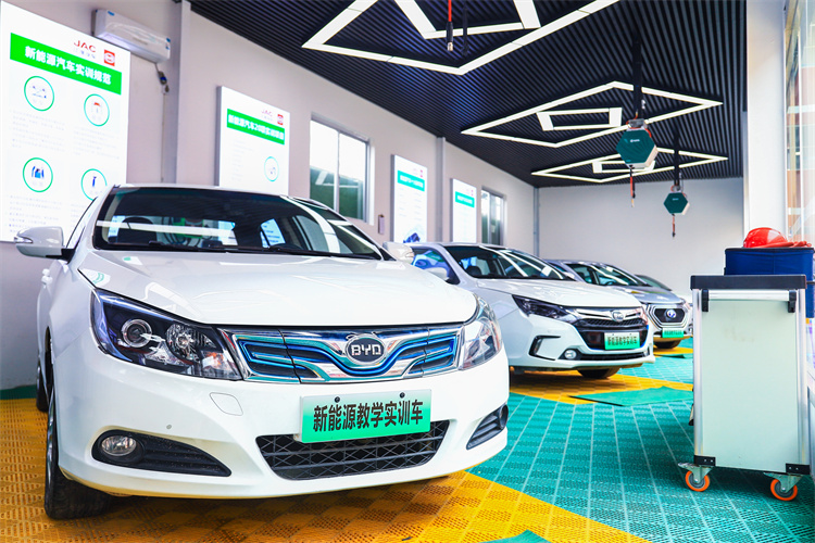 歐盟將于2035年正式禁售燃油車！ 新能源汽車行業(yè)發(fā)展前景大好！